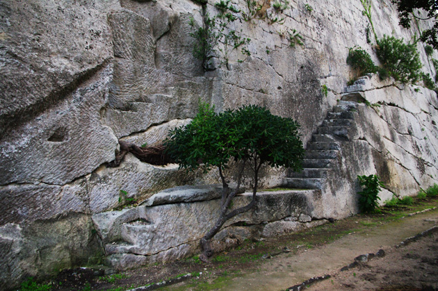 Steps on the wall side leading to nowhere? Steps on the wall side leading to nowhere?