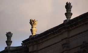 20091031_mdina_3_roof_decorations
