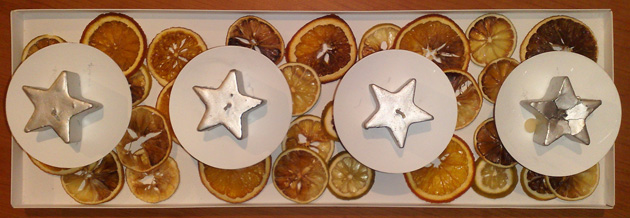 I used the dry slices as decorations for the advent wreath. But tomorrow I will throw away the burned slices and buy more decorations and better candles. I used the dry slices as decorations for the advent wreath. But tomorrow I will throw away the burned slices and buy more decorations and better candles.